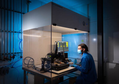 machine in cleanroom voor flip-chip-assemblage