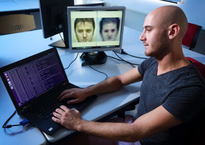 portret op locatie van Bart Busman, die werkt aan gezichtsherkenningssoftware.